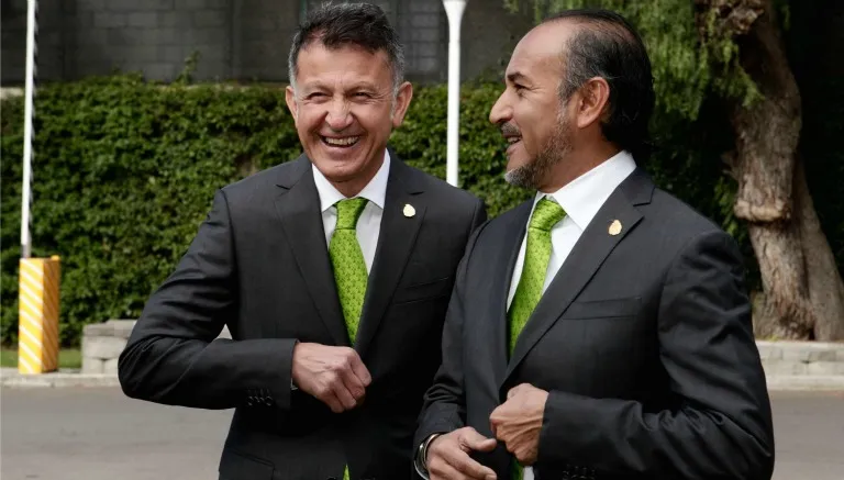 DANIEL GÁMEZ Osorio bromea con el Potro
