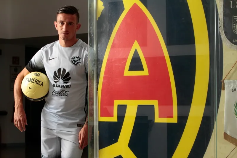 DANIEL GÁMEZ Lozano junto a un escudo de América