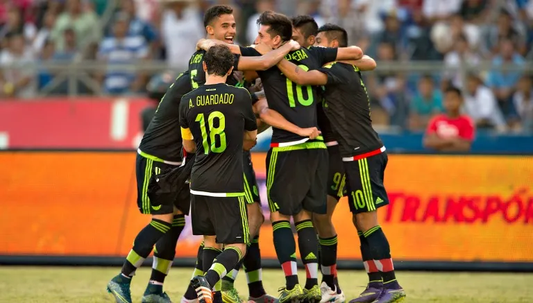 IMAGO7 Jugadores del Tri celebran un gol durante un encuentro