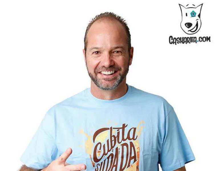 Luis García con una camiseta de Caskarita