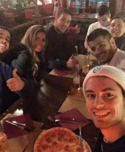 El aficionado con Morata y sus amigos