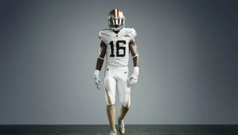 El otro uniforme es blanco con vivos en dorado