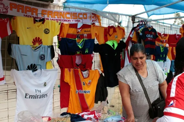 DANIEL GÁMEZ Accesorios con el nombre del Papa Francisco