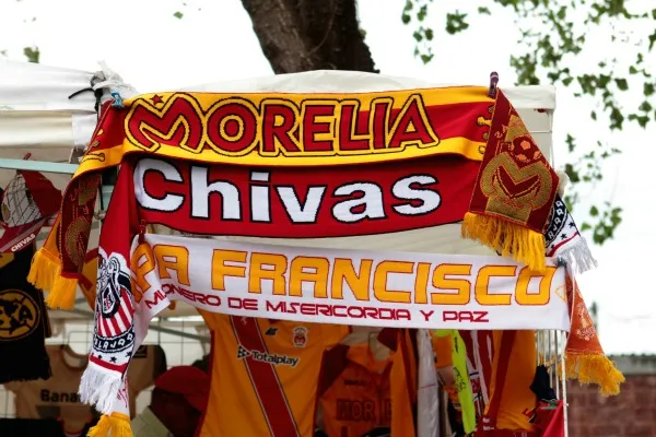 DANIEL GÁMEZ Así lucen las bufandas del Sumo Pontífice