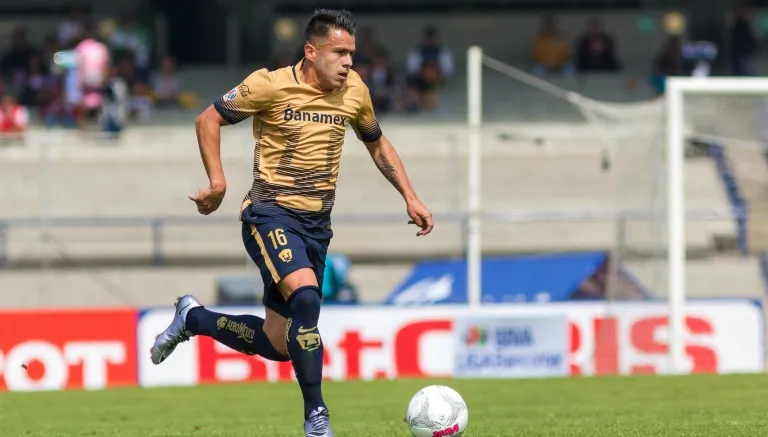 Marcelo Alatorre conduce el balón