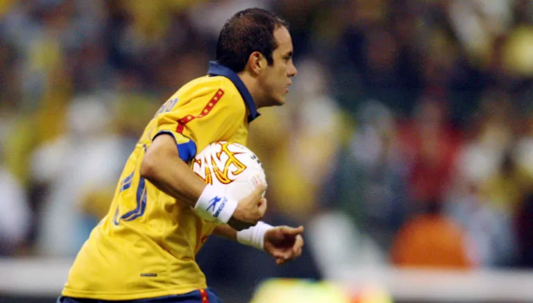 Cuauhtémoc Blanco corre con el balón en la manos