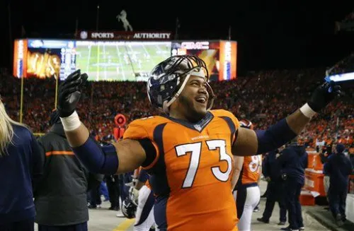 Max Garcia feliz en un juego de Broncos