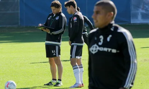 IMAGO7 El DT del Rebaño anota conceptos en su libreta