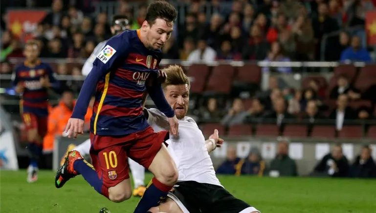 EFE Mustafi barre a Messi para provocar un penalti
