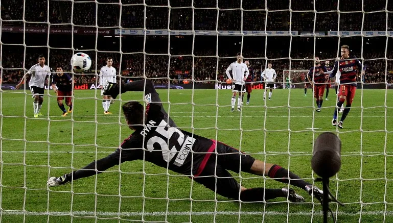 EFE Neymar dispara hacia el poste en el penal