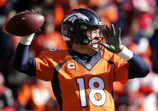 Peyton intenta un pase en un juego con Denver