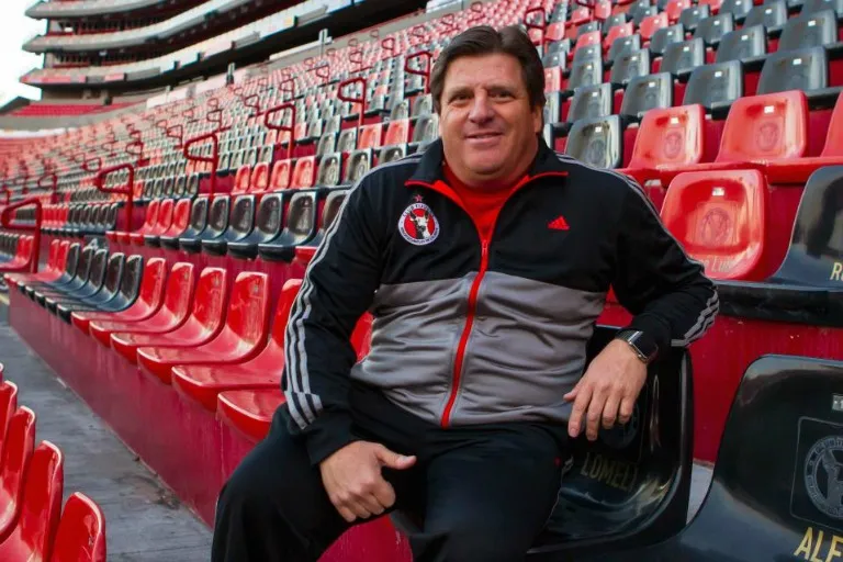 MIGUEL PONTÓN El Piojo sentado en las gradas del Estadio Caliente