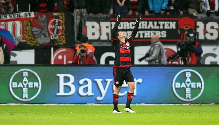 Javier Hernández festeja uno de sus tantos