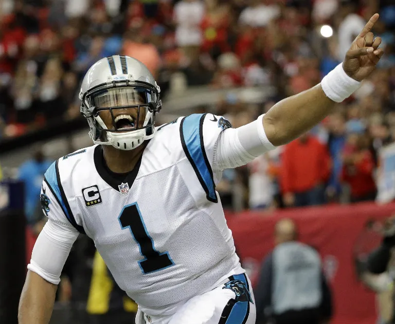 Cam Newton festeja en juego de Panteras