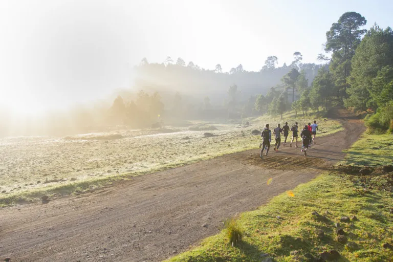 Corredores entrenan en grupo