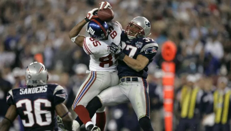 AP David Tyree sujeta el ovoide con el casco