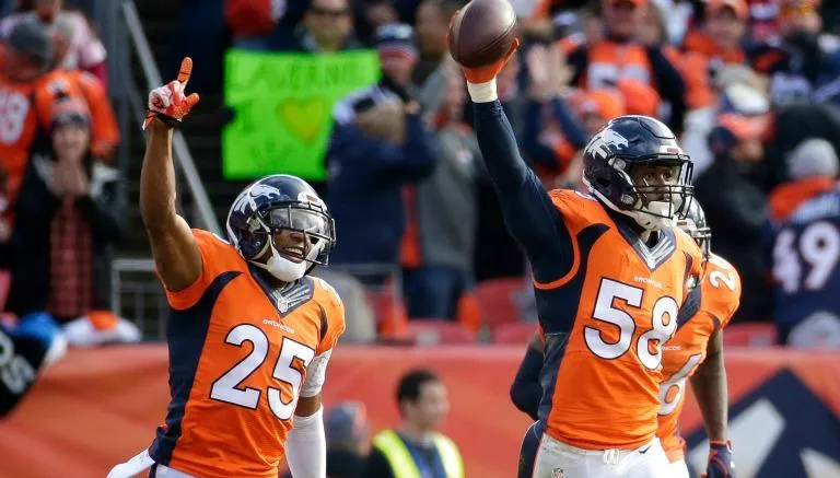 AP La defensiva de Denver celebra una jugada