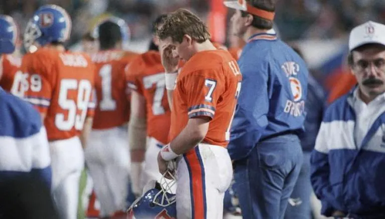 ESPECIAL Elway, triste en la banca durante un Super Bowl