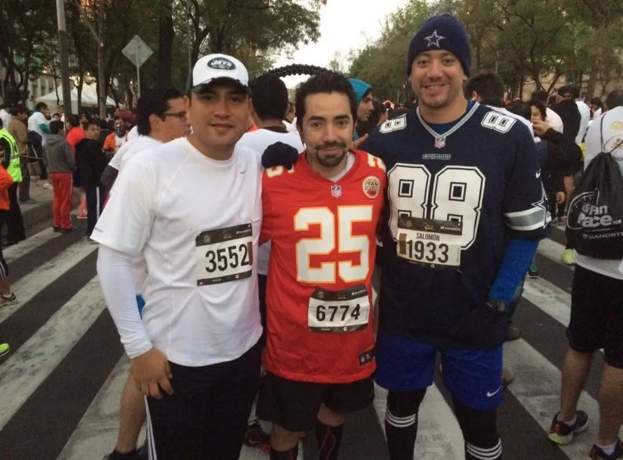 Corredores posan para la cámara después de la competencia