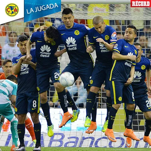 Jugadores de América intentan bloquear un disparo en Santos