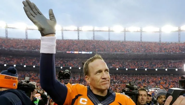 AP Peyton Manning se despide del público de Denver