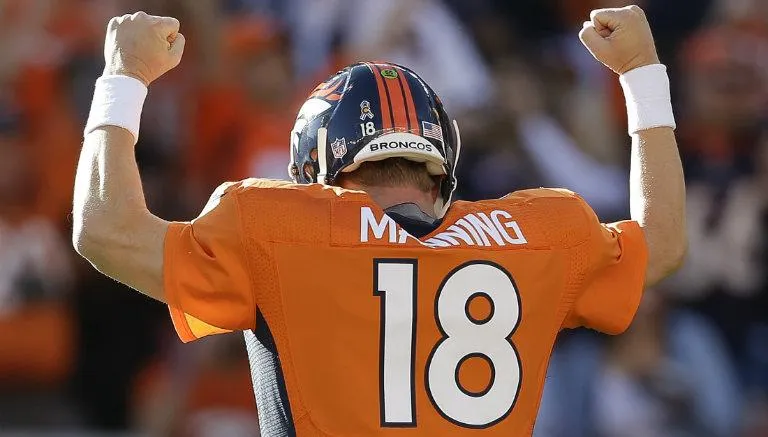 AP Peyton Manning festeja en el emparrillado