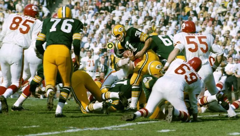 NFL Jim Tylor corre con la posesión del ovoide