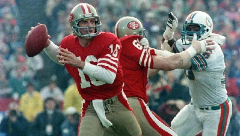 AP Joe Montana a punto de lanzar un pase contra Miami en el Super Bowl