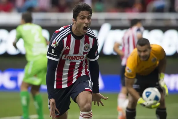 Aldo de Nigris festeja el gol del triunfo contra Chiapas