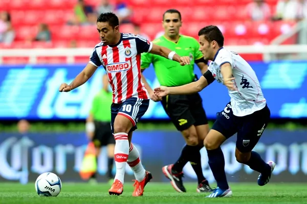 Marco Fabián conduce el balón en juego contra Atlante