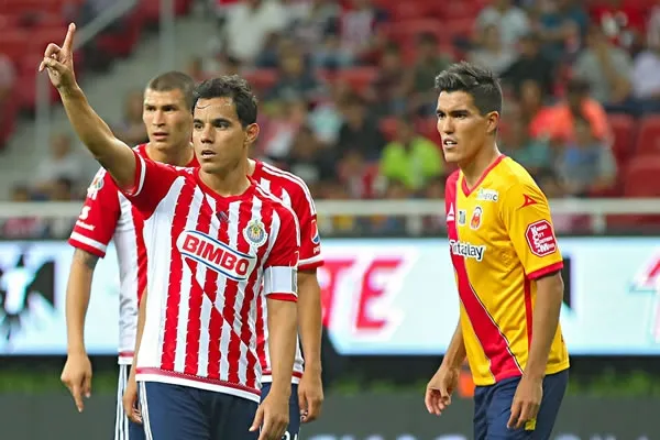 Omar Bravo pide el balón contra Monarca