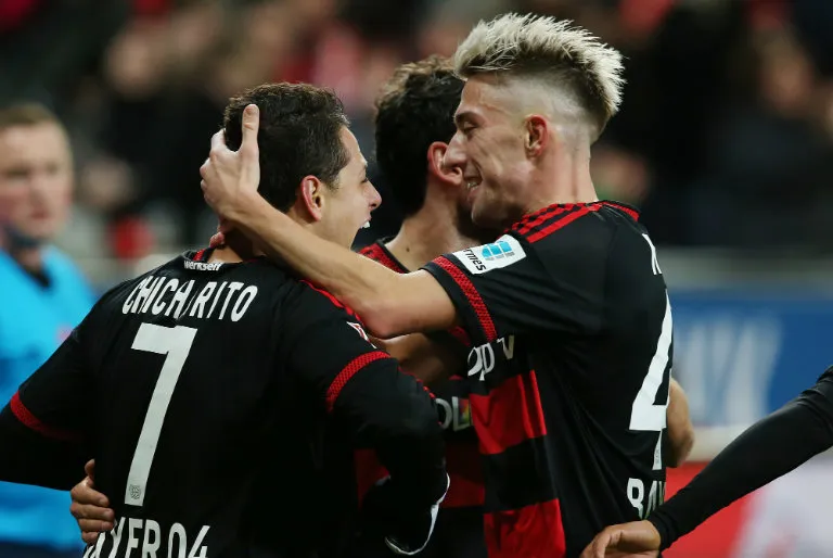 Chicharito celebra una anotación con el Leverkusen