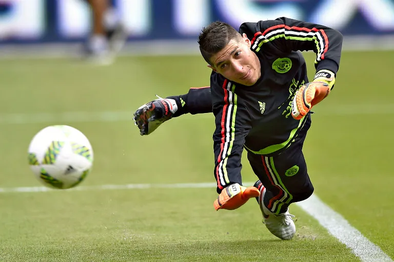 Pikolín se lanza en entrenamiento con la Selección Mexicana