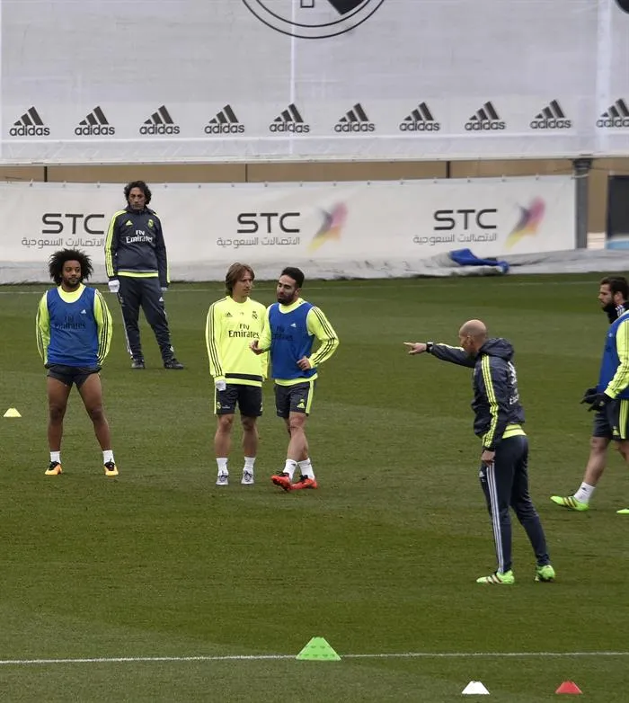 Zidane da indicaciones en un entrenamiento