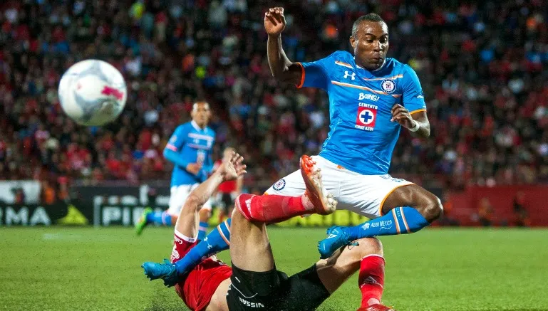 IMAGO7 Joffre Guerron es barrido en el encuentro frente a Xolos