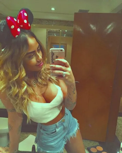 RAFAELLA SANTOS Rafaella luce sus atributos en candente selfie