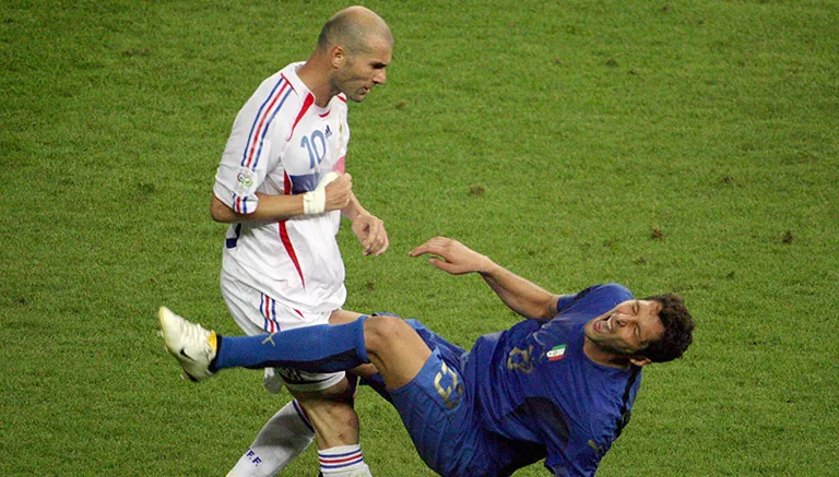 Momento en que Zidane derriba a Materazzi tras darle un cabezazo