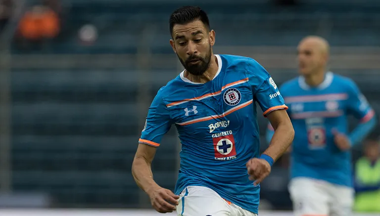 Ariel Rojas conduce el balón en juego de Cruz Azul