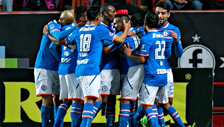 Jugadores de Cruz Azul festejan un gol