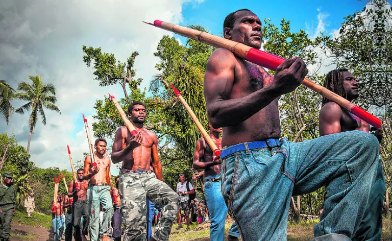 DAILY MAIL Habitantes de la isla esperan que su 'Dios' vuelva con refresco