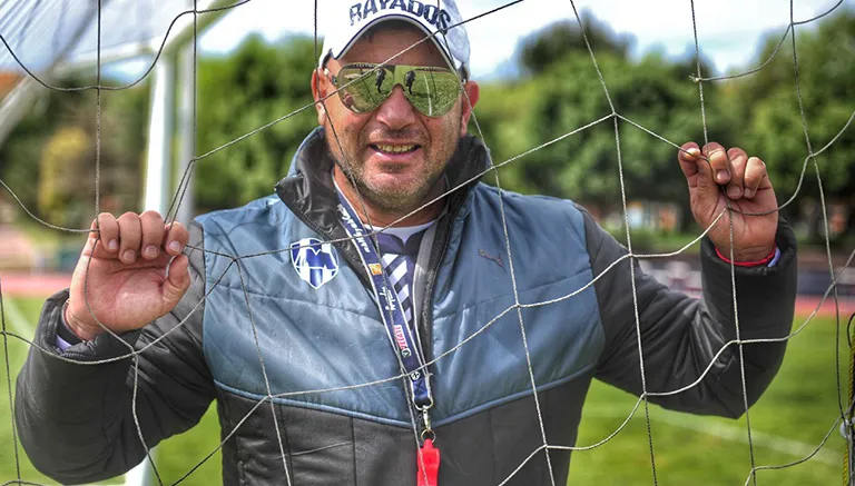 CÉSAR VICUÑA Mohamed posa en el arco de Rayados