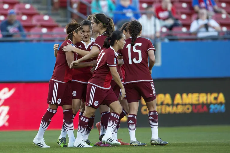 Jugadores del Tri celebran gol contra Puerto Rico