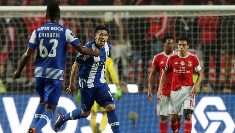 AP Héctor Herrera festeja su gol contra el Benfica