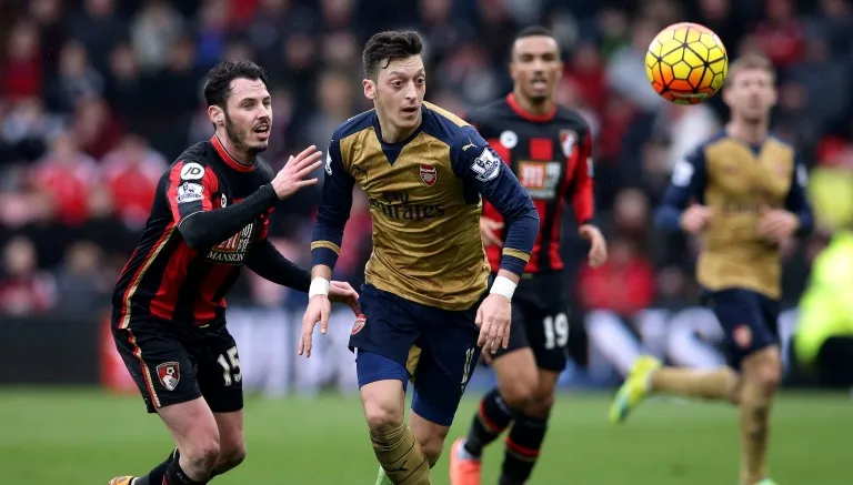 AP El alemán pelea el balón con Adam Smith