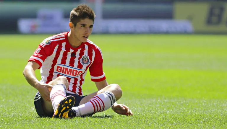 IMAGO7 Isaac Brizuela se lamenta sobre el césped