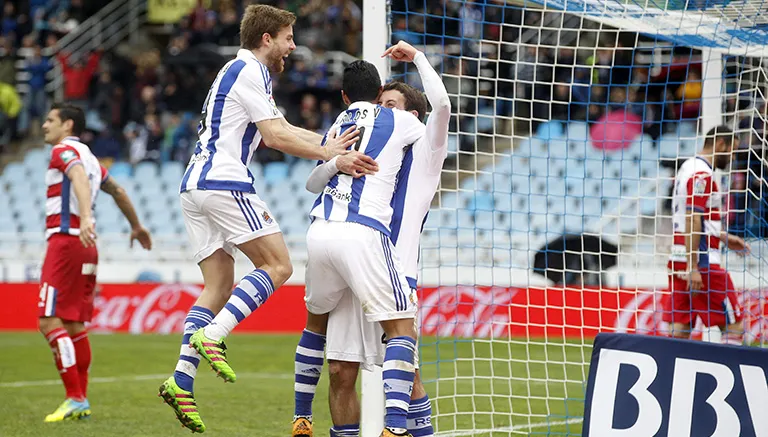 EFE Efusivo abrazo entre Vela y Oyarzábal tras anotar un gol