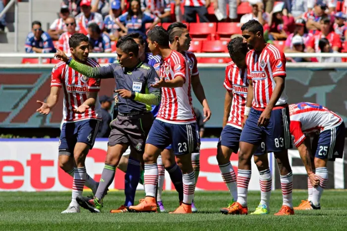 IMAGO7 Jugadores del Rebaño se quejan con el árbitro durante un partido