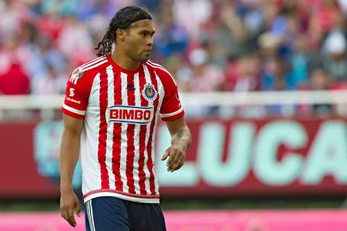 Gullit lamentando una acción de Chivas