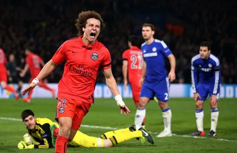 David Luiz celebra gol contra el Chelsea