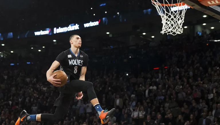 LaVine pasa el balón entre sus piernas con miras al aro